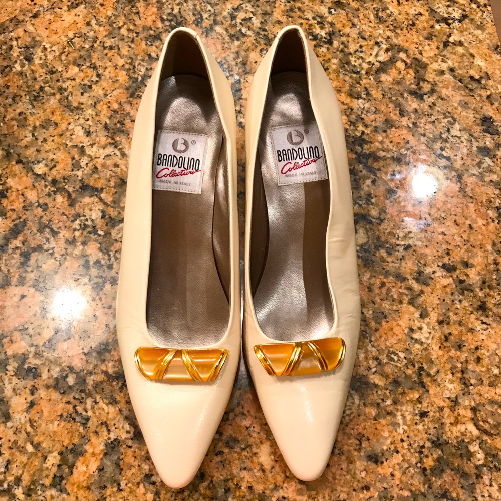 1 pair of Bandolino shoes
